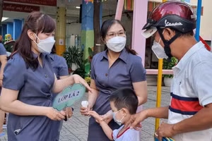 Các cô giáo đón trẻ tại trường Mầm non Rạng Đông phường 4, Quận 6. Nguồn: Trung tâm Y tế Quận 6.