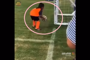 Những tình huống "dở khóc dở cười" hài hước trên sân cỏ