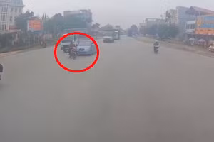 Video: Đôi nam nữ sang đường ẩu bị xe ô tô 4 chỗ đâm trúng