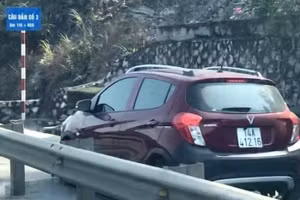 Video: Ô tô ngang nhiên đi vào làn đường cấm trên cầu Bãi Cháy