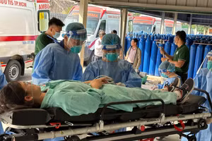 Diễn tập tiếp nhận bệnh nhân mắc Covid-19 trong tình trạng nặng tại Bệnh viện dã chiến số 13 (lúc 14g30 ngày 16/1). Ảnh: Sở Y tế. 