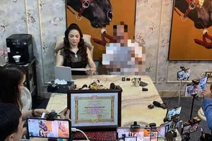 Bà Nguyễn Phương Hằng nhiều lần tổ chức livestream đưa thông tin sai sự thật. Mỗi lần lên sóng, bà Hằng đều có những người giúp sức tích cực. Ảnh chụp màn hình.