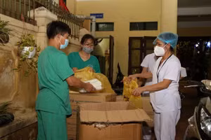 Hơn 10 ngày nay, lực lượng y tế làm việc xuyên đêm, không có ngày nghỉ với quyết tâm sớm khống chế được dịch bệnh. Ảnh: CDC Hà Nam.