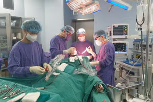 Phẫu thuật mở sọ giải ép cho bệnh nhân sau khi truyền khối tiểu cầu. Ảnh: BV.