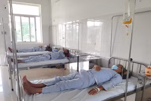 Bệnh nhân sốt xuất huyết nặng được chuyển từ tuyến dưới tới điều trị tại bệnh viện. Nguồn: BV.