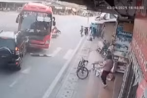 Video: Xe khách gây tai nạn liên hoàn tại ngã ba ở Bắc Kạn