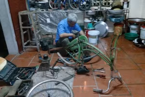 Người đàn ông 13 năm "giải phẫu" xe cũ, gửi tặng học sinh miền núi