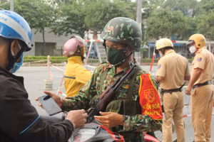 Chùm ảnh: Quân đội làm nhiệm vụ trong ngày đầu TP Hồ Chí Minh siết chặt giãn cách xã hội