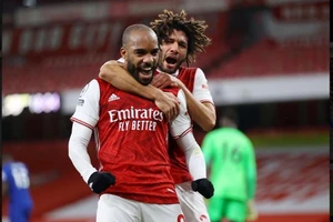 Alexandre Lacazette mừng bàn mở tỷ số cho Arsenal từ chấm phạt đền