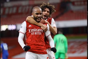 Alexandre Lacazette mừng bàn mở tỷ số cho Arsenal từ chấm phạt đền