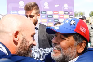 “Phó tướng” Mendez (trái) và cố huyền thoại Maradona.