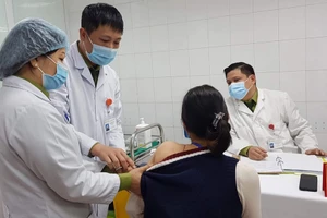 Sức khỏe tình nguyện viên tiêm vaccine COvid-19 liều cao nhất 75mcg hiện ra sao?