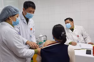Sức khỏe tình nguyện viên tiêm vaccine COvid-19 liều cao nhất 75mcg hiện ra sao?