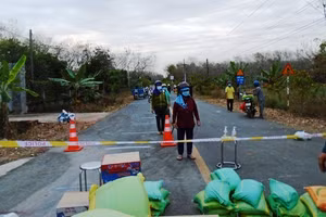 Người dân ấp Cà Na xếp hàng trật tự để nhận hàng hóa, nhu yếu phẩm sinh hoạt hàng ngày trong thời gian cách ly. Ảnh: Hải Sâm.