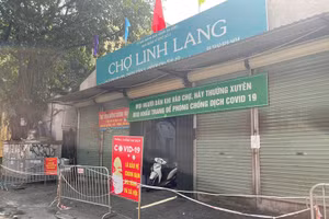 Lực lượng chức năng quận Ba Đình (Hà Nội) đã tiến hành lập các chốt, phong tỏa tạm thời chợ Linh Lang (phường Cống Vị) từ ngày 4/8. Ảnh: PLXH.