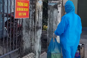 Nhân viên y tế đến nhà người đang cách ly để lấy mẫu xét nghiệm. Ảnh minh họa: Báo Phú Yên.
