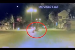 Video: Khoảnh khắc xe máy vượt đèn đỏ gây tai nạn khiến 2 người tử vong