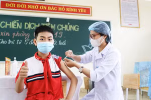 Tiêm vắc xin Covid-19 cho trẻ tại Trường THCS Trần Quốc Toản (TP Hạ Long, Quảng Ninh). Ảnh: VGP.