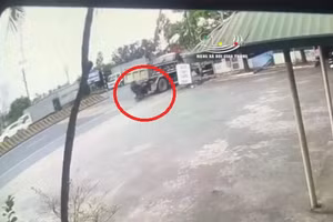 Video: Khoảnh khắc xe máy kẹp 3 lao thẳng vào đuôi xe tải đang đỗ bên đường