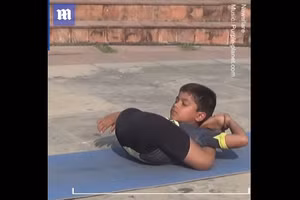Ngạc nhiên tài uốn dẻo của cậu bé "thần đồng" yoga 8 tuổi ở Ấn Độ