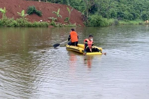 Lực lượng chức năng tìm kiếm nạn nhân một vụ đuối nước ở Đắk Nông. Ảnh: Báo Lao Động.