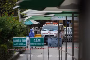 Quận Hoàn Kiếm cách ly y tế tầng 8 tòa nhà D Bệnh viện Việt Đức liên quan đến ca nhiễm Covid-19 mới. Ảnh: Công Thọ.