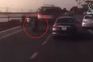 Video: Khoảnh khắc kinh hoàng xe máy vượt ẩu đấu đầu xe buýt ở Nam Định