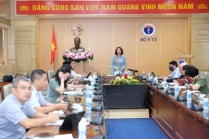 PGS.TS Nguyễn Thị Liên Hương - Thứ trưởng Bộ Y tế chủ trì hội nghị trực tuyến tăng cường công tác phòng, chống dịch bệnh, công tác tiêm chủng và an toàn tiêm chủng năm 2022 tại điểm cầu Bộ Y tế. Ảnh: Trần Minh.