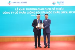 Lãnh đạo Sở Giao dịch chứng khoán Hà Nội (phải) trao chứng nhận đăng ký giao dịch cho Tổng giám đốc công ty Mộc Châu Milk (trái).