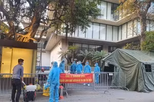 Phong tỏa khách sạn Somerset West Point. Ảnh: Baochinhphu