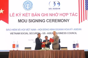 Tổng Giám đốc BHXH Việt Nam Nguyễn Thế Mạnh và Chủ tịch kiêm Tổng Giám đốc USABC ký Biên bản ghi nhớ hợp tác trong lĩnh vực thực hiện chính sách BHYT.