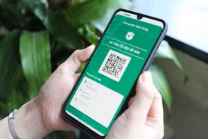 Người tiêm chủng đủ 2 mũi vắc xin Covid-19 sẽ có chứng nhận màu xanh. Ảnh: SKĐS.