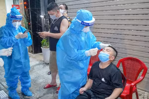 Cán bộ y tế lấy mẫu xét nghiệm trên địa bàn phường Trần Hưng Đạo. Ảnh: CDC Hà Nam.