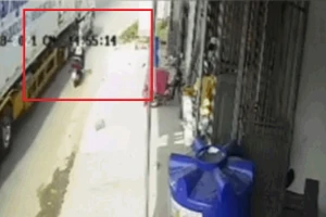 Video: Cố vượt xe container, người phụ nữ bất ngờ bị cuốn vào gầm