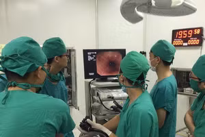 Bác sĩ tiến hành phẫu thuật lấy dị vật cho bệnh nhân. Ảnh: BV.