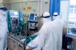 Các bác sĩ đang theo dõi sức khỏe bệnh nhân. Ảnh: BVCC.