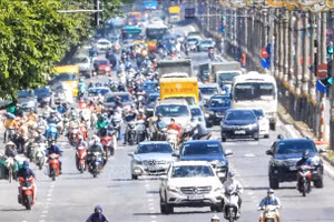 Vào 15 giờ chiều nay, trên đường Giáp Bát, nền nhiệt độ thực tế lên trên 40 độ C, xuất hiện hiện tượng ảo ảnh do nắng nóng gay gắt. Ảnh: TTXVN.