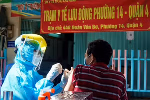 Tiêm vắc xin Covid-19 cho người dân ở TP Hồ Chí Minh. Ảnh: HCDC.
