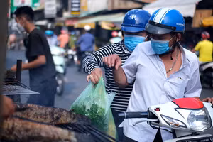 Heo quay, cá lóc nướng, tôm hùm… hút hàng trong ngày vía Thần Tài