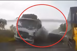 Kinh hoàng khoảnh khắc 10 ô tô gặp tai nạn liên hoàn khiến 1 người tử vong ở Thanh Hóa