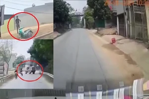 Video: Tránh máy xúc sang đường ẩu, nam thanh niên lao vào bãi đất