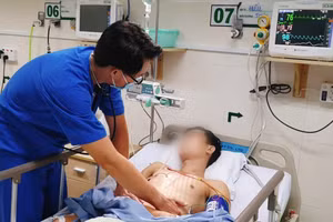 Nam bệnh nhân đang cấp cứu tại bệnh viện. Ảnh: BV.