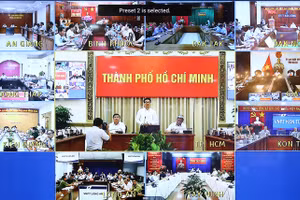 Cuộc họp trực tuyến với 10 tỉnh có biên giới với Campuchia. Ảnh: VGP/Đình Nam