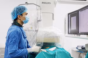 Bác sĩ can thiệp nút tắc các nhánh động mạch phế quản bị tổn thương của bệnh nhân. Ảnh: BV.