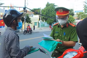Công an quận, huyện trên địa bàn TP Hồ Chí Minh kiểm tra giấy đi đường và giấy tờ tuỳ thân của người dân khi qua các chốt kiểm soát. Ảnh minh họa.