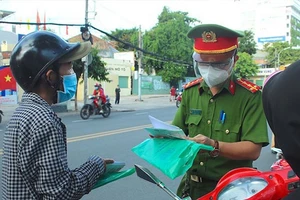 Công an quận, huyện trên địa bàn TP Hồ Chí Minh kiểm tra giấy đi đường và giấy tờ tuỳ thân của người dân khi qua các chốt kiểm soát. Ảnh minh họa.