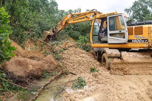 Cơ quan chức năng khẩn trương khắc phục tình trạng sạt lở đường tại huyện Trà Bồng. Ảnh: A.A.