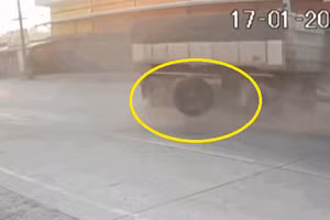 Video: Đang bon bon trên đường, 2 lốp xe tải bất ngờ bật tung ra ngoài