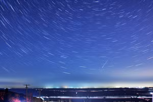 Mưa sao băng Quadrantid dự kiến đạt cực điểm vào ngày 3-4/1. Ảnh: Reuters.