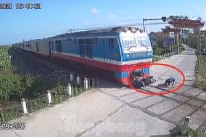 Video: Khoảnh khắc người đàn ông may mắn thoát chết ngay trước mũi tàu hỏa